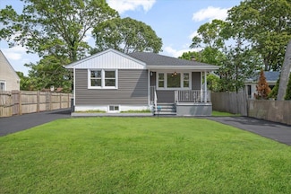 15 Robinwood Dr, Mastic Beach, NY 11951