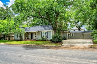 709 W Travis St, Fredericksburg, TX 78624