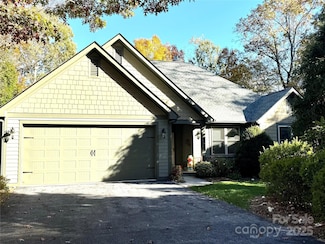 894 Dunroy Dr, Hendersonville, NC 28739