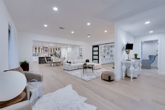 2350 Wroxton Rd, Houston, TX 77005
