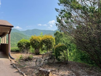 101B Woodside Villas Dr, Franklin, NC 28734