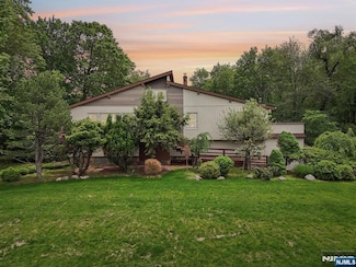 12 Lenape Trail, Upper Saddle River, NJ 07458