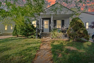 18941 Kingsville St, Harper Woods, MI 48225