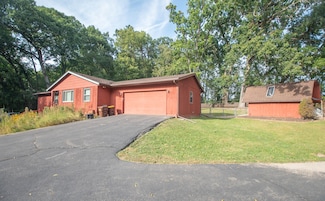 2593 Royal Oaks Dr, Freeport, IL 61032