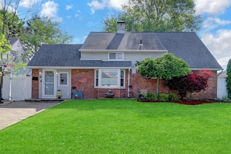 41 Woodpecker Ln, Levittown, NY 11756