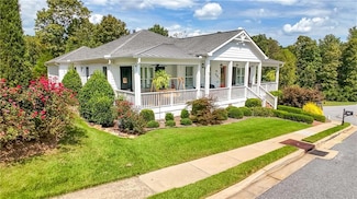 135 Village Dr, Clarkesville, GA 30523