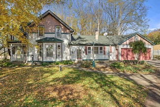 5724 N Helenville Rd, Helenville, WI 53137