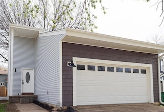 8220 Twana Dr, Urbandale, IA 50322