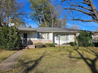 211 E Tyndal St, Aurora, MO 65605