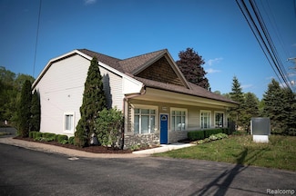 3048 Clarkston Rd, Lake Orion, MI 48362