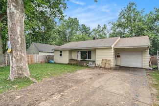 1013 Chrysler St, Kalamazoo, MI 49048