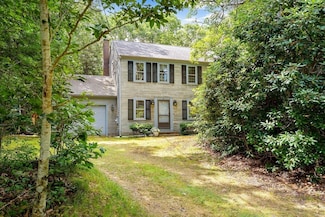 8 Wren Ln, Marstons Mills, MA 02648