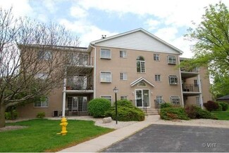 468 S President St Unit 201, Carol Stream, IL 60188