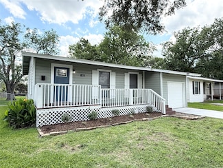 322 Azalea St, Lake Jackson, TX 77566