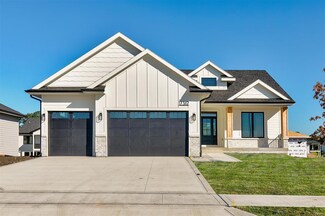 17317 N Valley Dr, Urbandale, IA 50323