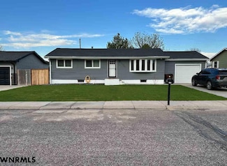 2020 20th St, Gering, NE 69341