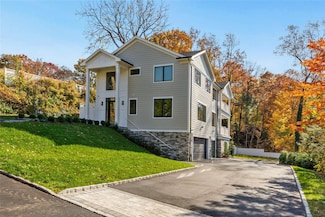 2 Arthur Place, Woodbury, NY 11797