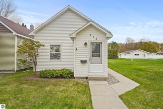 203 W Sixteenth St, Traverse City, MI 49684