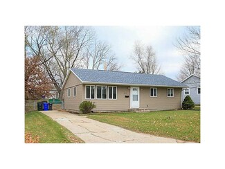 4316 Benton St NE, Cedar Rapids, IA 52402