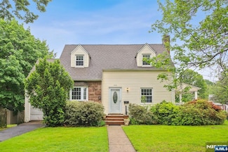 934 Alpine Dr, Teaneck, NJ 07666