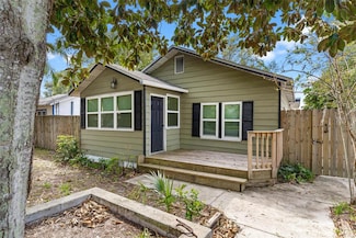 419 N Barrow Ave, Tavares, FL 32778