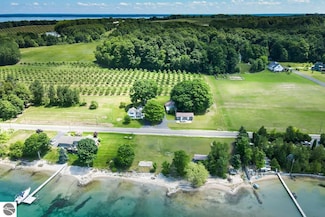 317 S Stony Point Rd, Suttons Bay, MI 49682