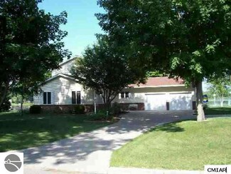 395 Shamrock Ct, Clare, MI 48617