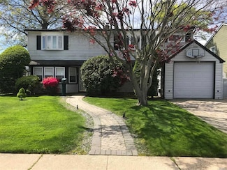 18 Hickory Ln, Levittown, NY 11756