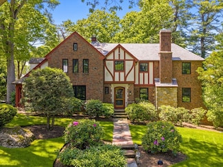 479 Chestnut St, Waban, MA 02468