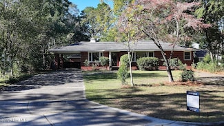 1884 W Lake Shore Dr, Wilmington, NC 28401