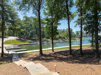1011B Marina Cove Ln, Greensboro, GA 30642