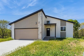 4274 Grover Woods Ln, Des Moines, IA 50317