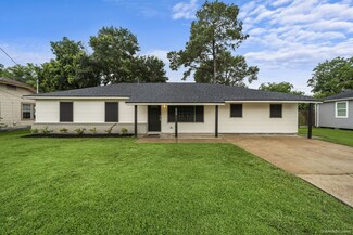 210 E 3rd St, Deer Park, TX 77536