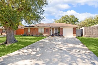 2106 Blueberry Ln, Pasadena, TX 77502