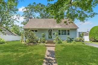 20 Hemlock Dr, Farmingdale, NY 11735