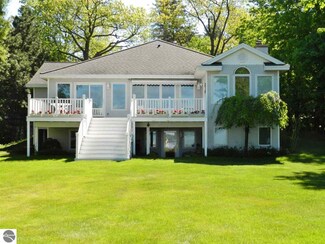 1223 Peninsula Dr, Traverse City, MI 49686