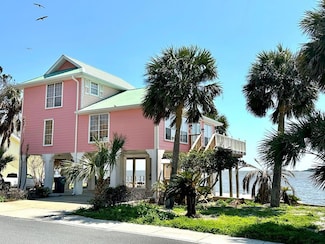660 1st St, Cedar Key, FL 32625