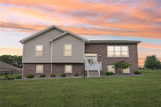 196 Weathervane Dr, Slippery Rock, PA 16057