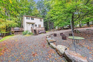 1152 Wallenpaupack Dr, Lake Ariel, PA 18436