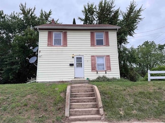 904 W Douglas St, Freeport, IL 61032