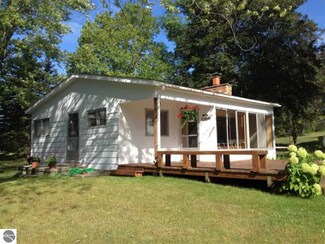 6850 Chippewa Dr, Mesick, MI 49668