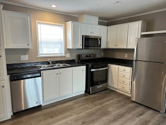 51 Canal Dr Unit 300-051, Pontiac, MI 48341