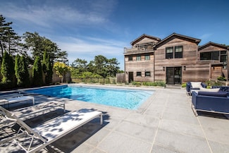 110 5th St N, Edgartown, MA 02539