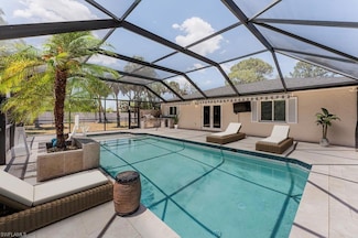 2820 White Blvd, Naples, FL 34117