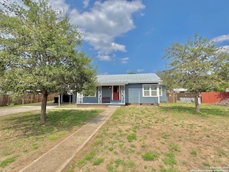 710 W Hondo Ave, Devine, TX 78016