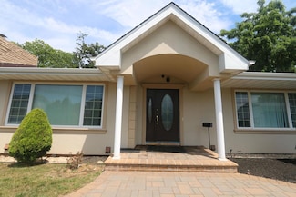 148 Spruce St, Lindenhurst, NY 11757
