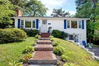 55 Seabrook Rd, Hyannis, MA 02601