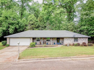 402 Longwood Dr, Vicksburg, MS 39180