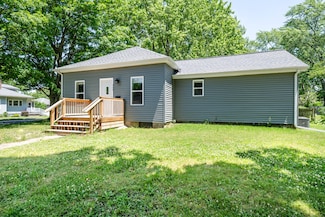 308 N Elm St, Three Oaks, MI 49128