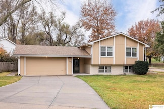 1105 Crest Rd, Papillion, NE 68046